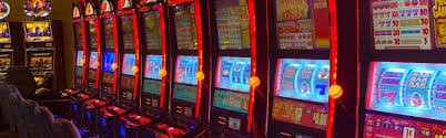 Dealer profesional dalam sesi Infinite Blackjack live